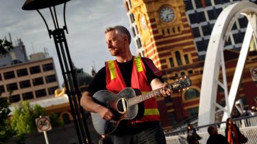 Billy Bragg will sing for Melbourne's workers.