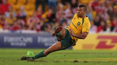 Kurtley Beale slips while trying to kick the winning penalty.