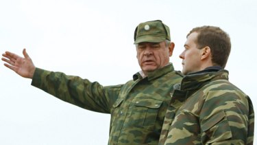 Dmitry Medvedev (right) with land forces chief Vladimir Boldyrev.