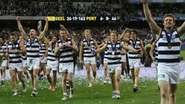 Pemenang: Pemain Geelong merayakan kemenangan grand final AFL 2007 mereka. 