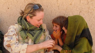Australian soldier Private Lauren Meade and two Afghan girls.