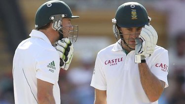 South Africa's AB de Villiers (L) and Faf du Plessis defied Australia throughout the first session.