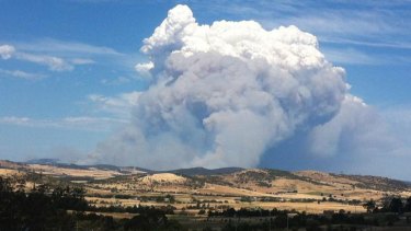 Twitter picture of bushfire east of Hobart posted by Tasmanian MP, Rebecca White.