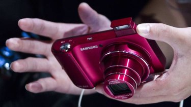 A person tests the Samsung Galaxy camera during the Samsung Mobile Unpacked event in Berlin.
