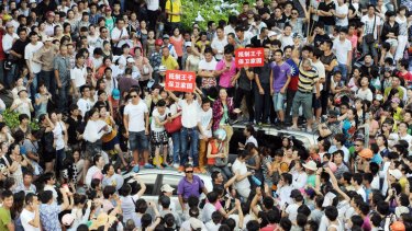 Chinese pollution protesters clash with police over paper factory