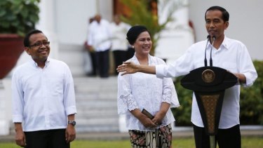 Indonesian President Joko Widodo introduces his cabinet as his wife Iriana looks on.