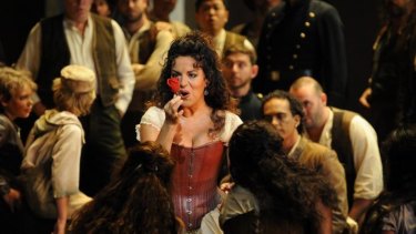 Nancy Fabiola Herrera as Carmen & the Opera Australia Chorus. 