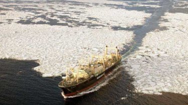 The Nisshin Maru tries to outrun the Steve Irwin by going through heavy ice.