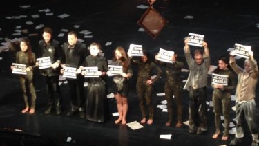 The cast of <em>Tabac Rouge</em> pay tribute to the victims of the Charlie Hebda massacre.