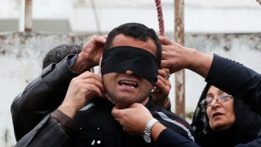 The father and mother of Abdollah Hosseinzadeh, who was murdered in a knife fight in 2007, remove the noose from his killer's neck.