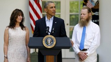 US President Barack Obama stands with Bob and Jani Bergdahl as he delivers a statement about the release of their son.