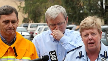 Chief Commissioner Christine Nixon (right) with Prime Minister Kevin Rudd (centre) and Victorian Premier John Brumby (left) at Kangaroo Ground on Sunday.