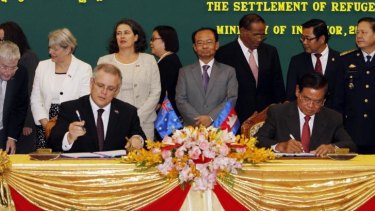 Scott Morrison and Cambodian Interior Minister Sar Kheng signing the agreement. 