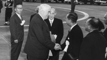 Australian Prime Minister Robert Menzies shaking Japanese PM Kishi Nobusuke's hand in 1957.