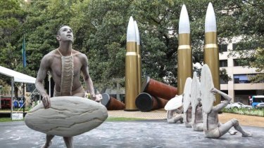 A dramatic sculpture paying tribute to Aboriginal and Torres Strait Islander servicemen and women has been unveiled in Hyde Park. 