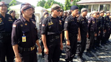 Members of Indonesian mass organisation Paksi Katon line up outside the military tribunal where 12 Kopassus soldiers are on trial for breaking into a prison and killing four men in March 2013.