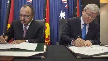 PNG's Prime Minister Peter O’Neill and Kevin Rudd sign up for the new asylum deal.