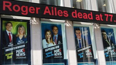 A news ticker on the News Corporation building announces Ailes' death.