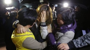missing ferry resumes hundreds korean south search passengers weep relatives wait they jindo sunken