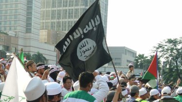 An Islamic State of Iraq and the Levant flag at a pro-Palestine rally in Jakarta.