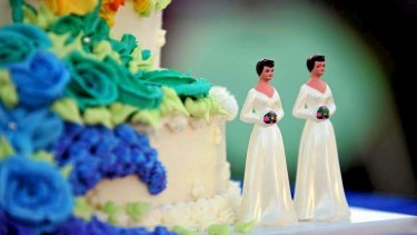 A wedding cake with statuettes of two women is seen during the demonstration in West Hollywood, California, May 15, 2008, after the decision by the California Supreme Court to effectively greenlight same-sex marriage. AFP PHOTO / GABRIEL BOUYS