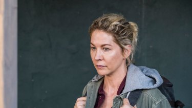 Didn T You Used To Be Dharma Jenna Elfman Joins Fear The Walking