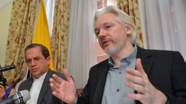 Julian Assange (right) and Ecuadorian Foreign Minister Ricardo Patino address media at the Ecuadorian embassy in 2014.