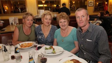 Gordon Wood (right) has dinner with his sisters Michele Wood (left), Jackie Schmidt (2nd from left) and his mother Brenda Wood (3rd from left).