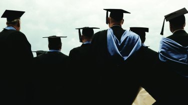 Almost one in three new graduates are still looking for work four months after finishing their studies.
