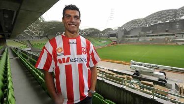 New club signing ... Socceroos star John Aloisi dons the Melbourne Heart skip.