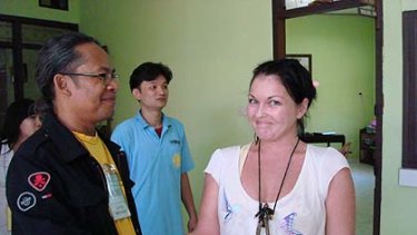 Schapelle Corby looks at a visitor's jewellery at  Kerobokan prison.