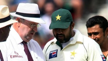 Chequered history: Umpires Billy Doctrove and Darrell Hair examine the match ball with Pakistan captain Inzamam-ul-Haq during the fourth Test at the Oval in 2006. Pakistan forfeited the match to England in protest against allegations over ball tampering.