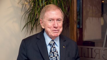 Former High Court justice Michael Kirby believes the constitution should be changed to allow dual nationals to run for Parliament.