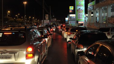 Motorists queue for petrol in Brasilia overnight. 