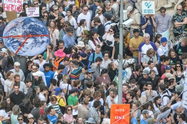 'This crisis, it affects everyone': Organisers say 100,000 at Melbourne's climate strike