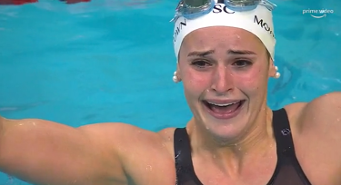 凯莉·麦基翁 (Kylie McKeown) 在 100 米仰泳决赛中打破世界纪录后，成为东京奥运会金牌最爱。