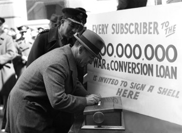 A war loan subscriber signs a shell during an Airforce Day rally in Sydney’s Martin Place on 13 October 1941.