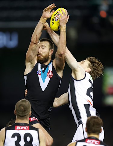 Charlie Dixon and Jordan Roughead compete for a mark.