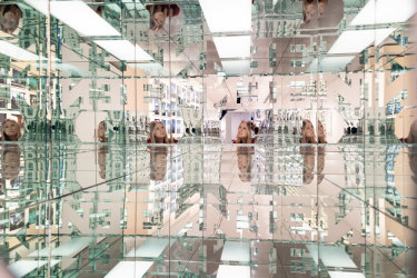 END / RUN (2014) part of Doug Aitken’s New Eraexhibition, is an installation that combines mirrors and projections.
