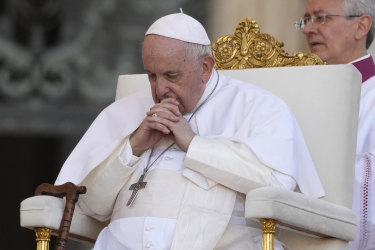Papa Francis Cumartesi günü aileleri kutladı ve onları hayata kayıtsız olan “bencil” kararlardan kaçınmaya çağırdı.