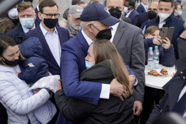 Başkan Joe Biden, Varşova'daki PGE Narodowy Stadyumu'nu ziyareti sırasında Ukraynalı mülteciler ve insani yardım çalışanları ile bir araya geldi.