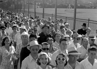 Crowds gather at White City  to watch Australian and American Davis Cup squad players compete in a series of lawn tennis matches. December 29, 1951,