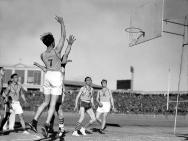 Acción de un partido de baloncesto entre soldados de EE. UU. y Australia en el Sydney Cricket Ground el 4 de julio de 1942. 