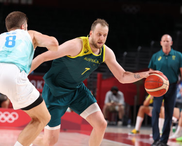 Joe Ingles drives to the basket against Edo Muric.