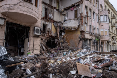 Kharkiv, Ukrayna'da hasarlı bir bina.  Rusya'nın işgalinden bu yana Kharkiv'deki 1,4 milyon insanın yarısından fazlası şehirden kaçtı.