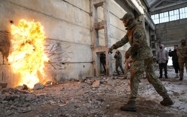 Ukraińscy cywile przygotowują się na wypadek rosyjskiej inwazji.