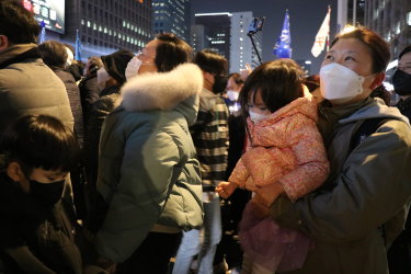 신정남(43)씨는 이씨의 집회에 두 자녀를 둔 주부다. 