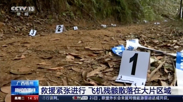 Çin'in CCTV'si tarafından yayınlanan video görüntüleri, kaza yerinde sayılarla işaretlenmiş enkaz gösterdi.