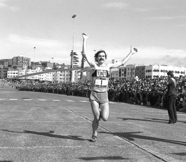 Robert De Castella wins the City to Surf in a race record.