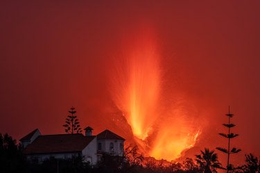 La lava fluye del volcán a medida que más y más residentes abandonan el área. 